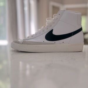 Mens Nike Blazers Size 9